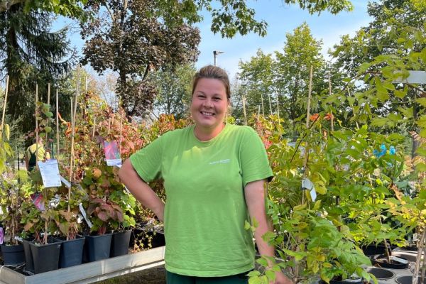 Mitarbeiterin lächelt