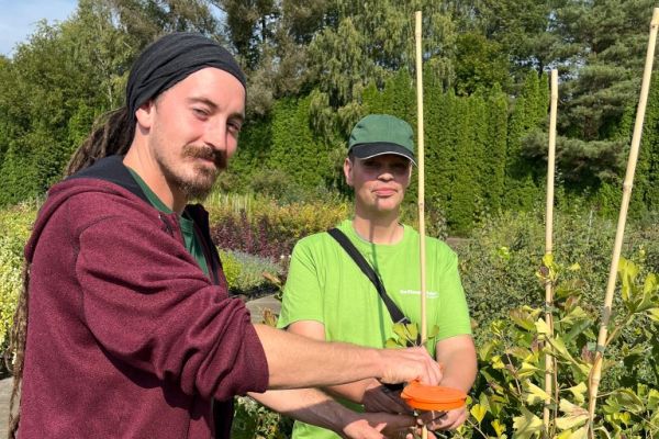 Mitarbeiter vor den Pflanzen