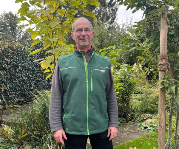 Mitarbeiter vor Pflanzen